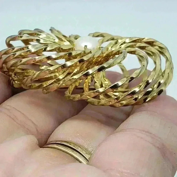 Vintage Brooch Twisted Round Puffy Caged Faux Pearl MCM 10k Gold Plated - Picture 6 of 10